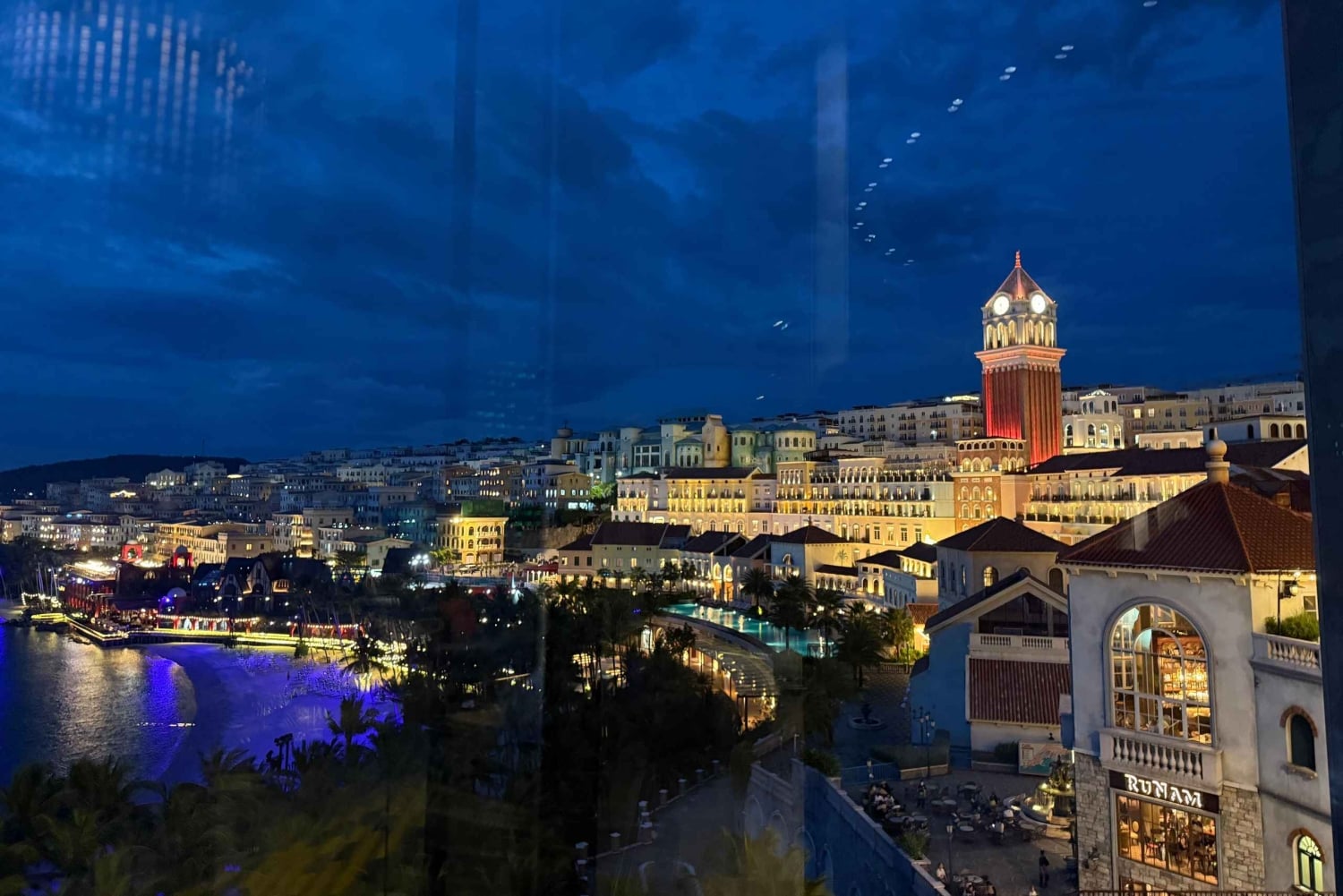 フーコック ホントム ケーブルカー、シンフォニー＆キス オブ ザ シー ショーをお楽しみください