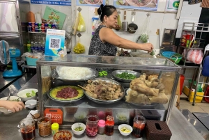 Tour privado de comida callejera y baile en un bar en la isla de Phu Quoc