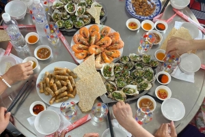 Tour privado de comida callejera y baile en un bar en la isla de Phu Quoc