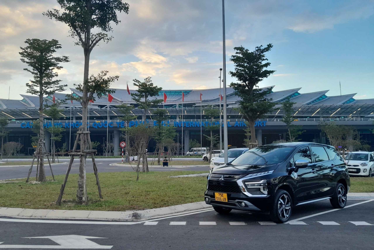 Auto privata da e per l'aeroporto di Hue con autista professionista