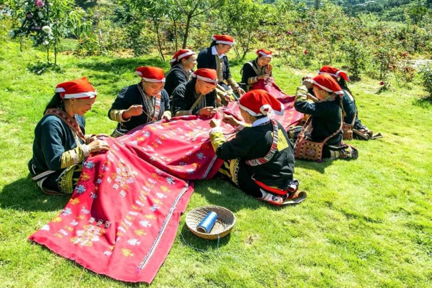 Red Dao Trek: Culture, Ancient Rose Garden & Ta Phin Village