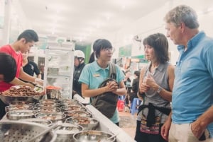 Saigon: Backstreets Private Walking Food Tour & 10 smagsprøver