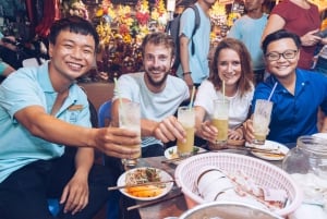 Saigon: Backstreets Private Walking Food Tour & 10 smagsprøver