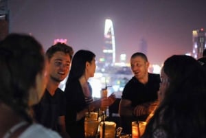 Saigón de Noche: Tour privado de la ciudad en jeep y bebida en el Skybar