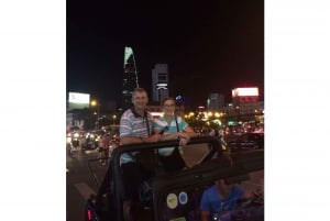 Saigon am Abend: Private Tour per Jeep & Drink an der Skybar