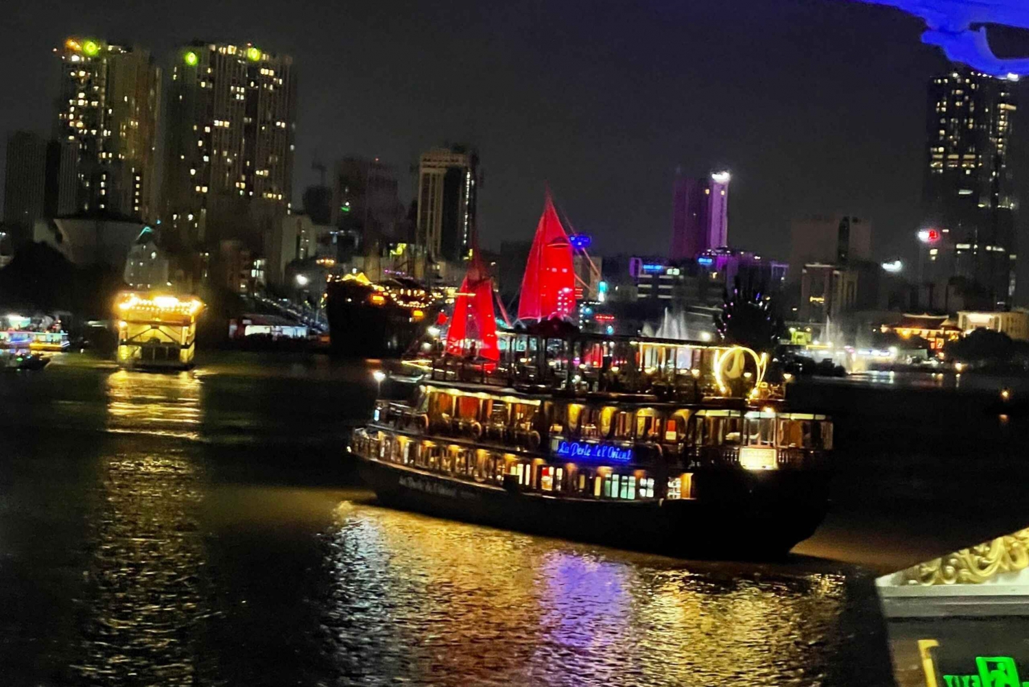 Saigón: Cena en Crucero con Cocina Vienesa y Música en Directo