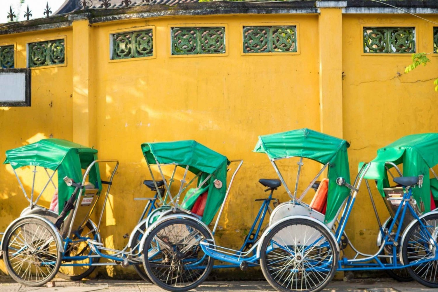 Ho Chi Minh City: City Highlights Tour by Cyclo with Meal