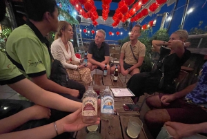 Saigón: Cerveza Artesanal Nocturna y Comida Callejera en Vespa
