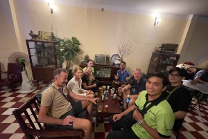 Saigón: Cerveza Artesanal Nocturna y Comida Callejera en Vespa