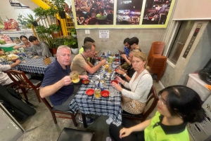 Saigon : Visite nocturne de la bière artisanale et de la cuisine de rue en Vespa