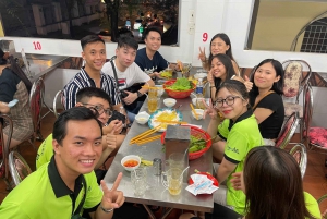 Saigon: Night Craft Beer och Street Food Tour med Vespa