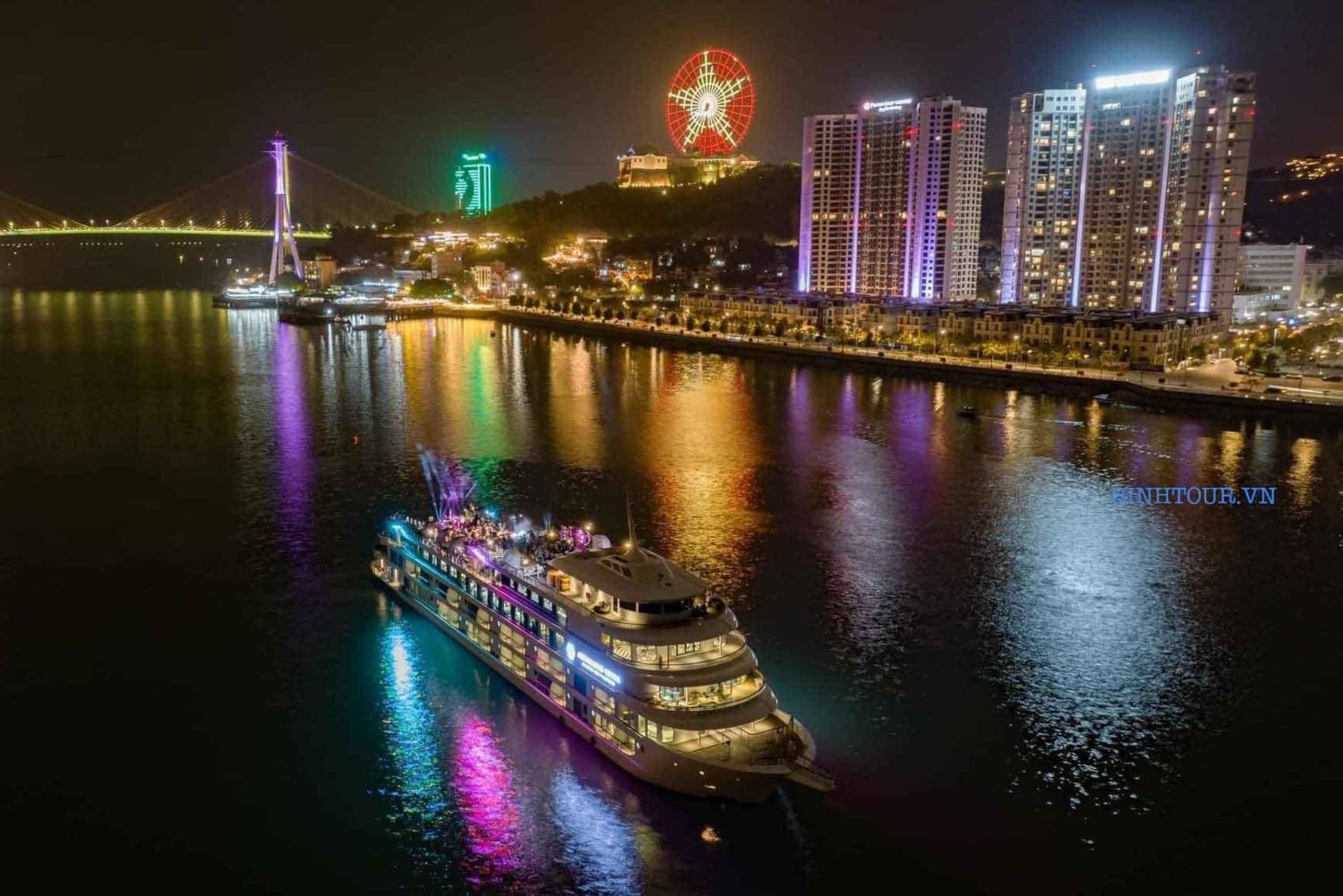 Jantar no cruzeiro pelo rio Saigon com buffet e música ao vivo