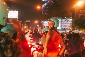 Saigon: Degustação de comida de rua e passeio turístico de motocicleta