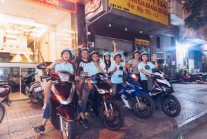 Saigon: Street Food Tasting & Sightseeing Tour moottoripyörällä.