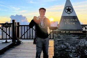 Sapa: 1-dages Fansipan Summit Trek med lokal guide + urtebad