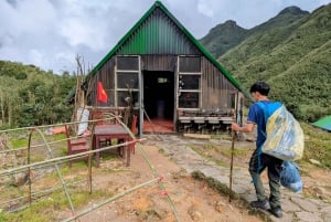 Sapa: 1-dages Fansipan Summit Trek med lokal guide + urtebad