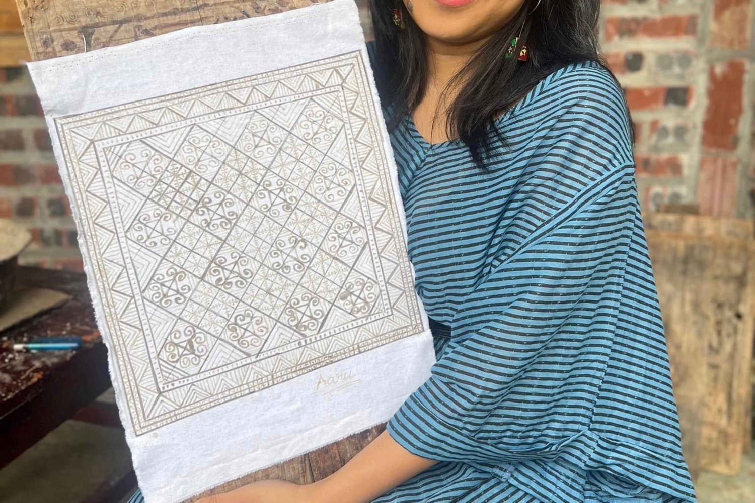 Sapa: clase de pintura con cera batik, teñido con índigo y bordado.