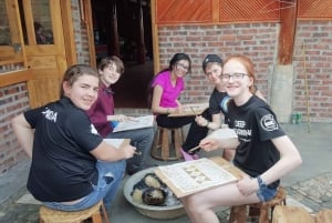 Sapa: clase de pintura con cera batik, teñido con índigo y bordado.