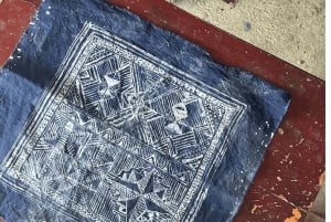 Sapa: clase de pintura con cera batik, teñido con índigo y bordado.