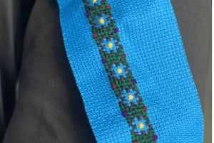 Sapa: clase de pintura con cera batik, teñido con índigo y bordado.