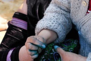 Sapa: clase de pintura con cera batik, teñido con índigo y bordado.