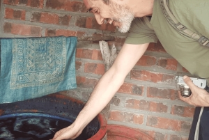 Sapa: clase de pintura con cera batik, teñido con índigo y bordado.