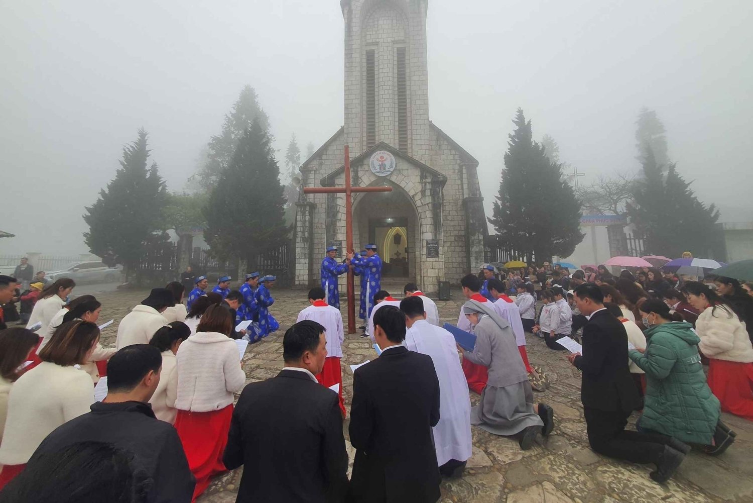 SAPA HALF DAY: Visit museum, Pagoda, Stone church & Market