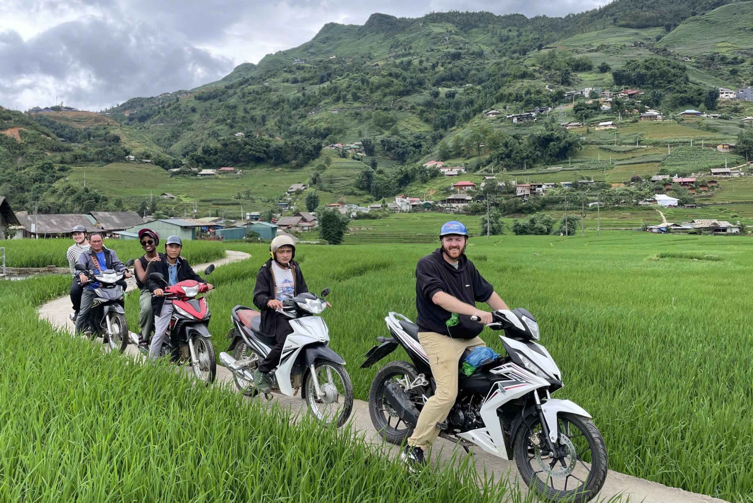 Sapa: Motorcykeltur 1-dags guidet tur Besøg vandfald og lokale landsbyer