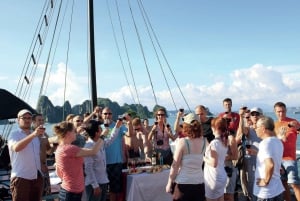 Hanoi: Halong Bay 2-Day Tour with Lodging and Luxury Cruise