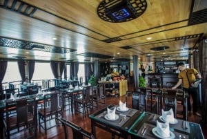 La meilleure croisière d'une nuit pour visiter la baie de Lan Ha et le village de Viet Hai