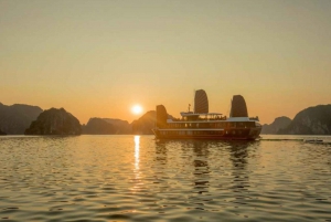 La meilleure croisière d'une nuit pour visiter la baie de Lan Ha et le village de Viet Hai