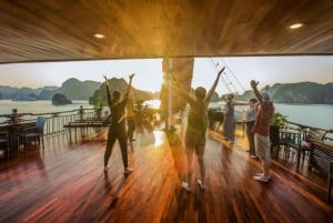 La meilleure croisière d'une nuit pour visiter la baie de Lan Ha et le village de Viet Hai