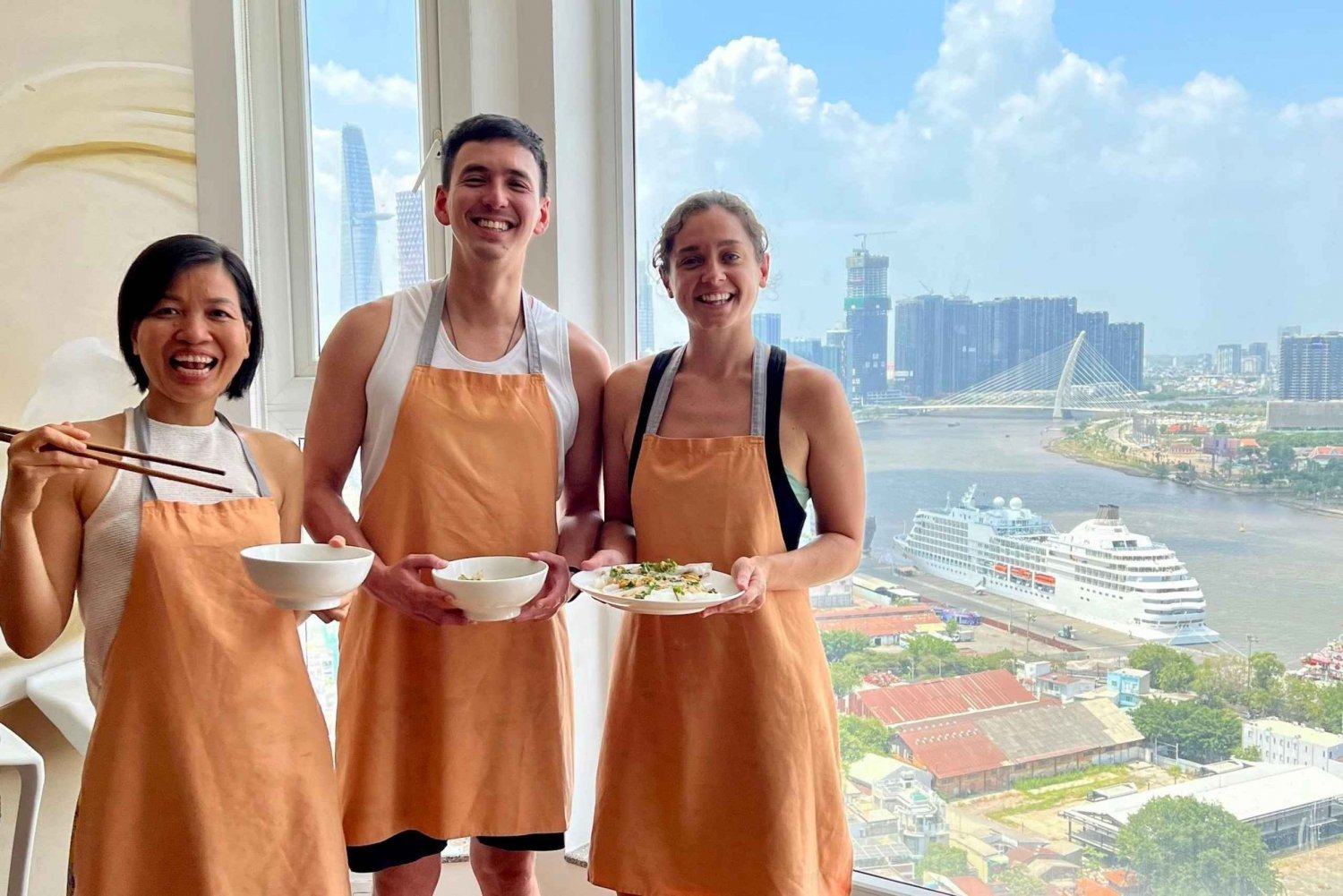 Le migliori lezioni di cucina casalinga con una cucina climatizzata e una vista mozzafiato sul fiume