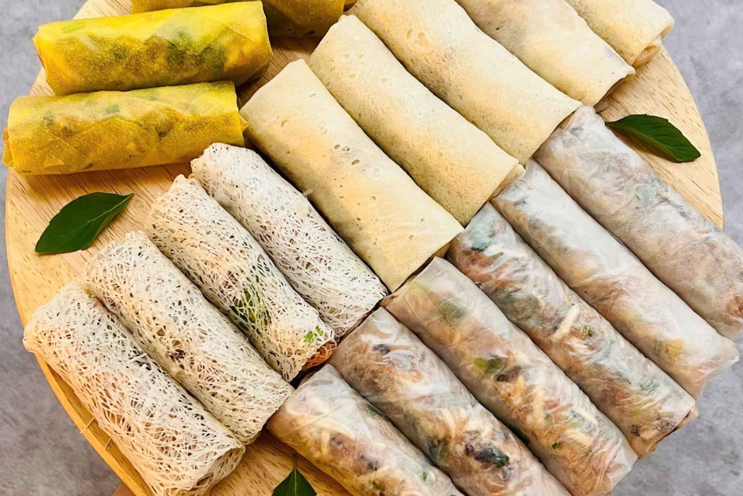 川の景色が楽しめるエアコン付きキッチンで、最高評価の家庭料理教室をお楽しみください