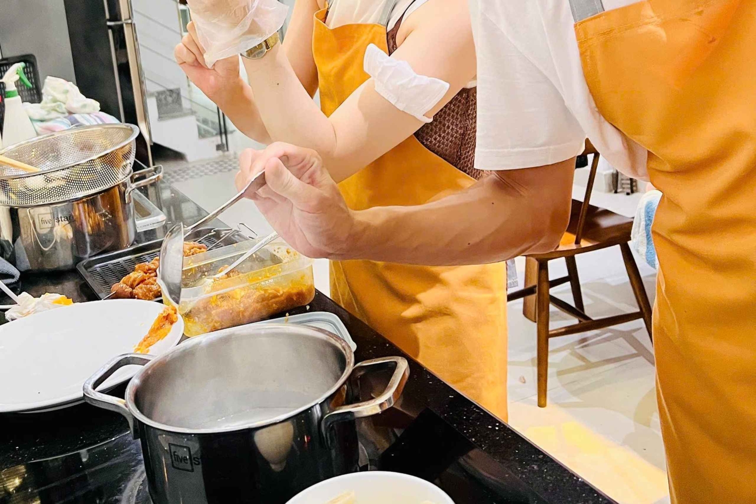 川の景色が楽しめるエアコン付きキッチンで、最高評価の家庭料理教室をお楽しみください