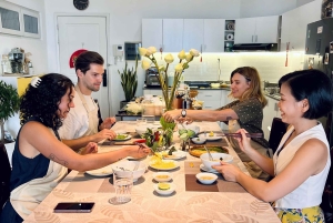 川の景色が楽しめるエアコン付きキッチンで、最高評価の家庭料理教室をお楽しみください