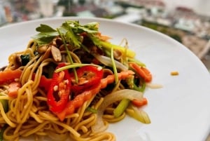 川の景色が楽しめるエアコン付きキッチンで、最高評価の家庭料理教室をお楽しみください