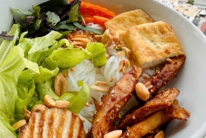 川の景色が楽しめるエアコン付きキッチンで、最高評価の家庭料理教室をお楽しみください