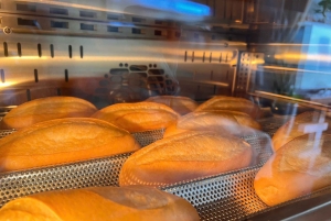 川の景色が楽しめるエアコン付きキッチンで、最高評価の家庭料理教室をお楽しみください