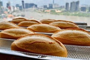 川の景色が楽しめるエアコン付きキッチンで、最高評価の家庭料理教室をお楽しみください