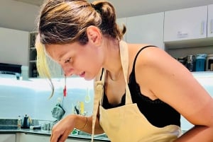 川の景色が楽しめるエアコン付きキッチンで、最高評価の家庭料理教室をお楽しみください