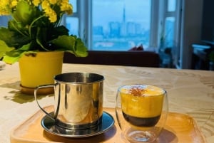 川の景色が楽しめるエアコン付きキッチンで、最高評価の家庭料理教室をお楽しみください