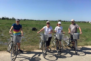 Experiencia en bicicleta en la granja de verduras del pueblo de Tra Que