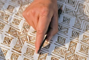 Oficina de desenho de cera de batik tradicional na aldeia de Ta Van