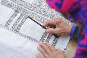 Oficina de desenho de cera de batik tradicional na aldeia de Ta Van