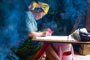 Oficina de desenho de cera de batik tradicional na aldeia de Ta Van