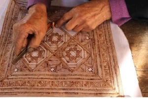 Oficina de desenho de cera de batik tradicional na aldeia de Ta Van