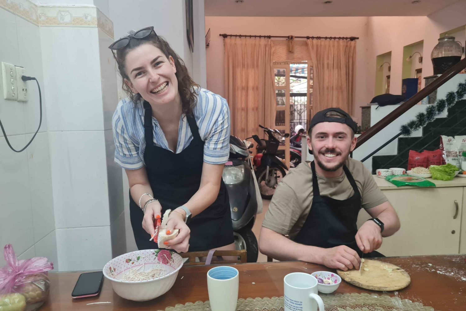 Wietnamska lekcja gotowania i parzenie kawy z lokalną dziewczyną
