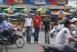 How to cross the road in Vietnam! 