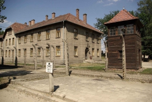 Varsovasta: Auschwitz-Birkenau Pienryhmäretki lounaalla: Auschwitz-Birkenau Pienryhmäretki lounaalla